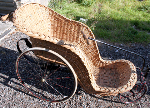 Fauteuil roulant faÃ§on 1869, chassis en acier et siÃ¨ge en osier