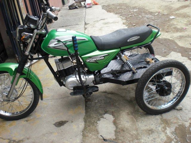 Moto bricolée pour la rendre adaptée Moto bricolée pour la rendre adaptée